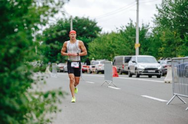 KHARKIV, UKRAINE - 2 AĞUSTOS 2020 Kharkiv triatlon Demir Yolu. Bisiklete geçtikten sonra koşan adam. Triatlon takımında koşan triatloncu Demir Adam yarışı için antrenman yapıyor.. 