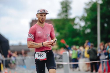 KHARKIV, UKRAINE - 2 AĞUSTOS 2020 Kharkiv triatlon Demir Yolu. Bisiklete geçtikten sonra koşan adam. Triatlon takımında koşan triatloncu Demir Adam yarışı için antrenman yapıyor.. 