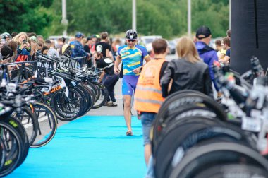 KHARKIV, UKRAINE - 2 AĞUSTOS 2020 Kharkiv triatlon Demir Yolu. Bisiklete geçtikten sonra koşan adam. Triatlon takımında koşan triatloncu Demir Adam yarışı için antrenman yapıyor.. 