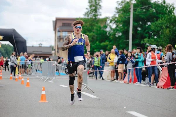 Kharkiv Ukraine August 2020 Kharkiv Triathlon Iron Way 赛跑选手在过渡到骑自行车之后 铁人三项全能运动服训练田径运动员 — 图库照片