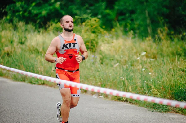 Kharkiv Ukraine August 2020 Kharkiv Triathlon Iron Way 赛跑选手在过渡到骑自行车之后 铁人三项全能运动服训练田径运动员 — 图库照片