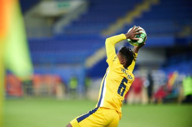 KHARKIV, UKRAINE - NOVEMBER 20, 2020: Ukrayna Profesyonel Lig Metalisti 1925-Kremen maçında taraftarlar olmadan Kremen 'e karşı.