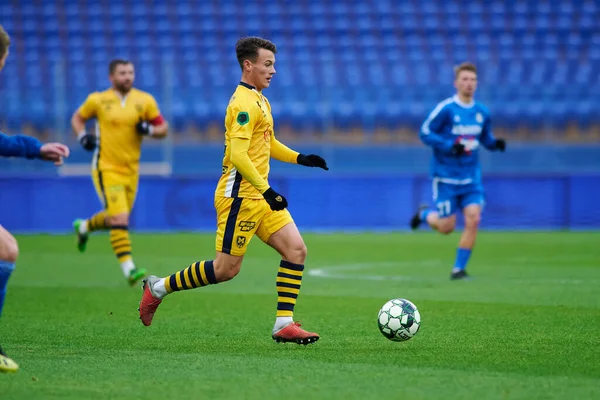 KHARKIV, UKRAINE - NOVEMBER 20, 2020: Ukrayna Profesyonel Lig Metalisti 1925-Kremen maçında taraftarlar olmadan Kremen 'e karşı.