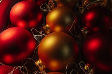 Süslü Noel ağacı topları, ışıl ışıl ve peri arkaplan. Seçici odak