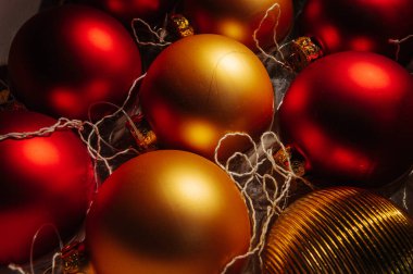 Süslü Noel ağacı topları, ışıl ışıl ve peri arkaplan. Seçici odak