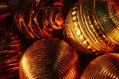 Süslü Noel ağacı topları, ışıl ışıl ve peri arkaplan. Seçici odak