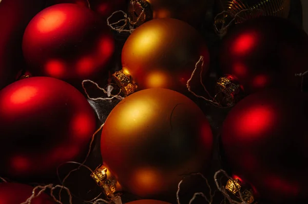 Bolas Árbol Navidad Decoradas Brillante Fondo Hadas Enfoque Selectivo —  Fotos de Stock