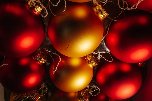 Bolas Árbol Navidad Decoradas Brillante Fondo Hadas Enfoque Selectivo —  Fotos de Stock