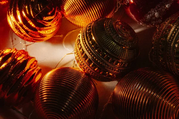 装饰圣诞树球 闪闪发光和童话背景 有选择的重点 — 图库照片