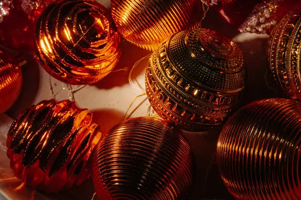 装饰圣诞树球 闪闪发光和童话背景 有选择的重点 — 图库照片