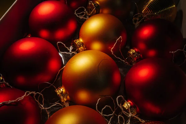 装飾されたクリスマスツリーボール 輝くと妖精の背景 選択的焦点 — ストック写真