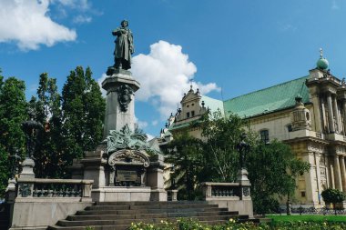 Varşova, Polonya - 8 Ağustos 2010: Varşova eski kenti ve Adam Mickiewicz Anıtı