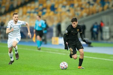 KYIV, UKRAINE - NOVEMBER 24, 2020: Tomasz Kedziora, UEFA Şampiyonlar Ligi G Grubu FC Dinamo Kyiv - FC Barcelon maçında Pedri 'ye karşı.