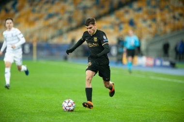 KYIV, UKRAINE - NOVEMBER 24, 2020: UEFA Şampiyonlar Ligi G Grubu FC Dinamo Kyiv FC Barcelon 'a karşı oynanan futbol karşılaşmasında Pedri