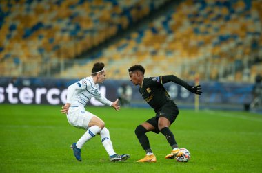 KYIV, UKRAINE - NOVEMBER 24, 2020: UEFA Şampiyonlar Ligi G Grubu FC Dinamo Kyiv FC Barcelon 'a karşı oynanan futbol karşılaşmasında Genç Firpo, Mykola Shaparenko' ya karşı