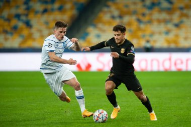 KYIV, UKRAINE - NOVEMBER 24, 2020: Philippe Coutinho, Benjamin Verbiç 'e karşı UEFA Şampiyonlar Ligi G Grubu FC Dinamo Kyiv-FC Barcelon maçında