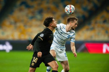 KYIV, UKRAINE - NOVEMBER 24, 2020: Philippe Coutinho, Tomasz Kedziora 'ya karşı UEFA Şampiyonlar Ligi G Grubu FC Dinamo Kyiv FC Barcelon' a karşı oynanan futbol maçı