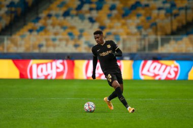 KYIV, UKRAINE - 24 Kasım 2020: UEFA Şampiyonlar Ligi G Grubu FC Dinamo Kyiv FC Barcelon 'a karşı oynadığı futbol karşılaşmasında Junior Firpo