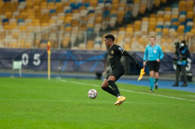 KYIV, UKRAINE - 24 Kasım 2020: UEFA Şampiyonlar Ligi G Grubu FC Dinamo Kyiv FC Barcelon 'a karşı oynadığı futbol karşılaşmasında Junior Firpo
