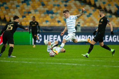 KYIV, UKRAINE - 24, 2020: Benjamin Verbiç UEFA Şampiyonlar Ligi G Grubu FC Dinamo Kyiv FC Barcelon 'a karşı oynanan futbol maçında