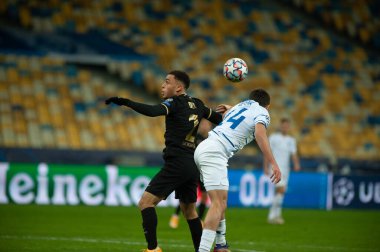 KYIV, UKRAINE - NOVEMBER 24, 2020: Sergihno Dest, Carlos De Pena 'ya karşı UEFA Şampiyonlar Ligi G Grubu FC Dinamo Kyiv - FC Barcelon