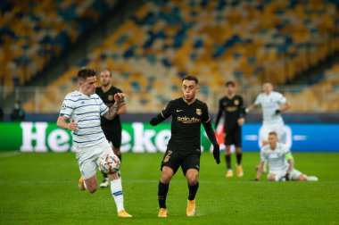 KYIV, UKRAINE - NOVEMBER 24, 2020: Benjamin Verbiç, Sergihno Dest 'e karşı UEFA Şampiyonlar Ligi G Grubu FC Dinamo Kyiv - FC Barcelon