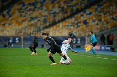 KYIV, UKRAINE - NOVEMBER 24, 2020: Benjamin Verbiç, Sergihno Dest 'e karşı UEFA Şampiyonlar Ligi G Grubu FC Dinamo Kyiv - FC Barcelon