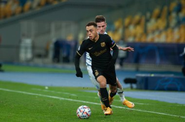 KYIV, UKRAINE - NOVEMBER 24, 2020: Benjamin Verbiç, Sergihno Dest 'e karşı UEFA Şampiyonlar Ligi G Grubu FC Dinamo Kyiv - FC Barcelon