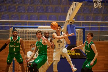 KHARKIV, UKRAINE - 9 Ekim 2020: Ukrayna Basketbol Süper Ligi maçı. Kharkivski Sokoly - BK Zaporizhzhia