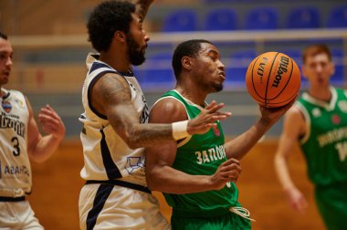 KHARKIV, UKRAINE - 9 Ekim 2020: Ukrayna Basketbol Süper Ligi maçı. Kharkivski Sokoly - BK Zaporizhzhia