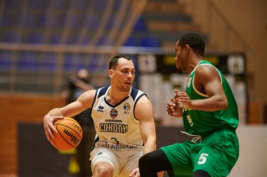 KHARKIV, UKRAINE - 27 Kasım 2020: Ukrayna Basketbol Süper Ligi maçı. Kharkivski Sokoly - BK Zaporizhzhia