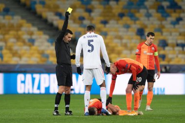 KYIV, UKRAINE - 1 Aralık 2020 Raphael Varane için sarı kart. UEFA Şampiyonlar Ligi B Grubunun futbol maçı FC Shakhtar Donetsk - Real Madrid FC 