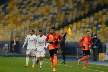 KYIV, UKRAINE 1 Aralık 2020 Lucas Vazquez, Dentinho 'ya karşı. UEFA Şampiyonlar Ligi B Grubunun futbol maçı FC Shakhtar Donetsk - Real Madrid FC 