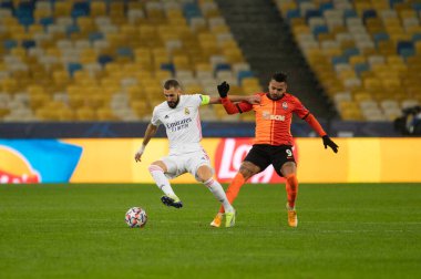 KYIV, UKRAINE - 1 Aralık 2020: Karim Benzema Dentinho 'ya karşı. UEFA Şampiyonlar Ligi B Grubunun futbol maçı FC Shakhtar Donetsk - Real Madrid FC 