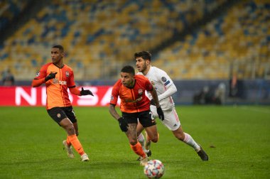 KYIV, UKRAINE 1 Aralık 2020 Marco Asensio Dodo 'ya karşı. UEFA Şampiyonlar Ligi B Grubunun futbol maçı FC Shakhtar Donetsk - Real Madrid FC 