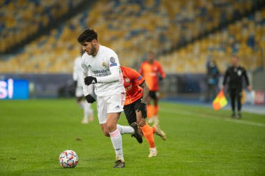 KYIV, UKRAINE 1 Aralık 2020 Marco Asensio Dodo 'ya karşı. UEFA Şampiyonlar Ligi B Grubunun futbol maçı FC Shakhtar Donetsk - Real Madrid FC 