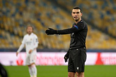 KYIV, UKRAINE - 1 Aralık 2020 Hakem Ovidiu Hategan. UEFA Şampiyonlar Ligi B Grubunun futbol maçı FC Shakhtar Donetsk - Real Madrid FC 