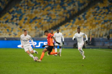 KYIV, UKRAINE - 1 Aralık 2020 Dodo Kroos 'a karşı. UEFA Şampiyonlar Ligi B Grubunun futbol maçı FC Shakhtar Donetsk - Real Madrid FC 