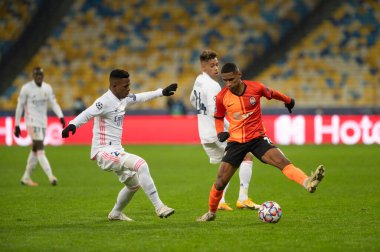 KYIV, UKRAINE - 1 Aralık 2020 Vinicius Junior Tete 'ye karşı. UEFA Şampiyonlar Ligi B Grubunun futbol maçı FC Shakhtar Donetsk - Real Madrid FC 