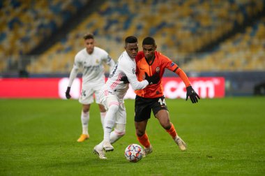 KYIV, UKRAINE - 1 Aralık 2020 Vinicius Junior Tete 'ye karşı. UEFA Şampiyonlar Ligi B Grubunun futbol maçı FC Shakhtar Donetsk - Real Madrid FC 
