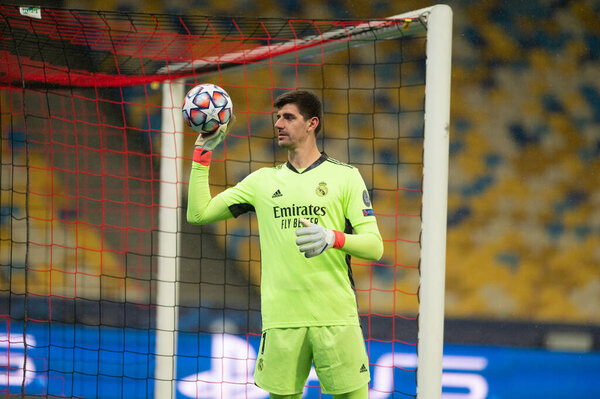 КИЕВ, Украина - 1 ДЕКАБРЯ 2020: Thibaut Courtois. Футбольный матч группы B Лиги чемпионов УЕФА ФК "Шахтер" Донецк - Реал Мадрид 