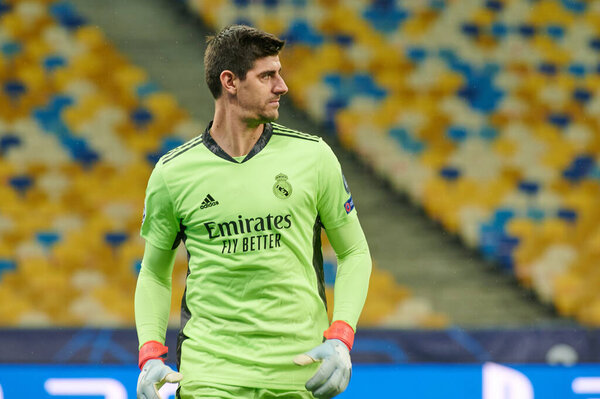 КИЕВ, Украина - 1 ДЕКАБРЯ 2020: Thibaut Courtois. Футбольный матч группы B Лиги чемпионов УЕФА ФК "Шахтер" Донецк - Реал Мадрид 