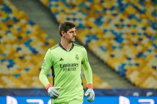 КИЕВ, Украина - 1 ДЕКАБРЯ 2020: Thibaut Courtois. Футбольный матч группы B Лиги чемпионов УЕФА ФК "Шахтер" Донецк - Реал Мадрид 