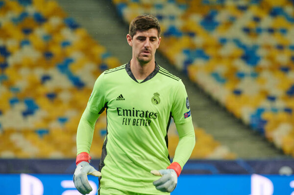 КИЕВ, Украина - 1 ДЕКАБРЯ 2020: Thibaut Courtois. Футбольный матч группы B Лиги чемпионов УЕФА ФК "Шахтер" Донецк - Реал Мадрид 