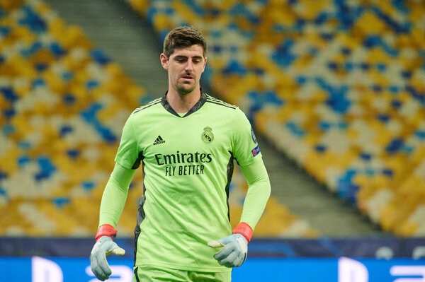 КИЕВ, Украина - 1 ДЕКАБРЯ 2020: Thibaut Courtois. Футбольный матч группы B Лиги чемпионов УЕФА ФК "Шахтер" Донецк - Реал Мадрид 