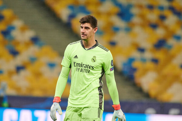 КИЕВ, Украина - 1 ДЕКАБРЯ 2020: Thibaut Courtois. Футбольный матч группы B Лиги чемпионов УЕФА ФК "Шахтер" Донецк - Реал Мадрид 