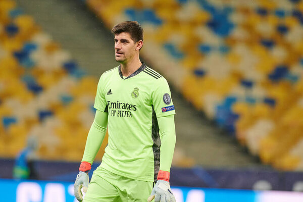 КИЕВ, Украина - 1 ДЕКАБРЯ 2020: Thibaut Courtois. Футбольный матч группы B Лиги чемпионов УЕФА ФК "Шахтер" Донецк - Реал Мадрид 