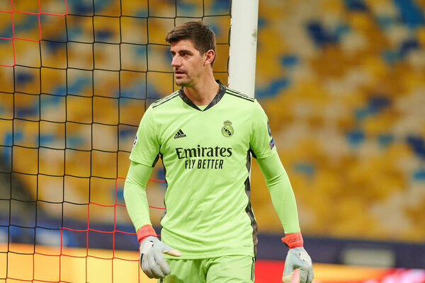 КИЕВ, Украина - 1 ДЕКАБРЯ 2020: Thibaut Courtois. Футбольный матч группы B Лиги чемпионов УЕФА ФК "Шахтер" Донецк - Реал Мадрид 