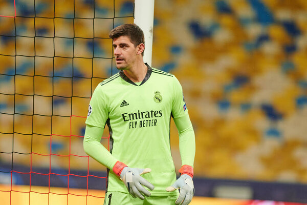 КИЕВ, Украина - 1 ДЕКАБРЯ 2020: Thibaut Courtois. Футбольный матч группы B Лиги чемпионов УЕФА ФК "Шахтер" Донецк - Реал Мадрид 