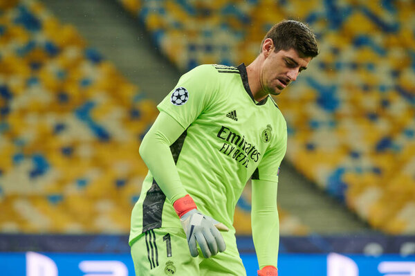 КИЕВ, Украина - 1 ДЕКАБРЯ 2020: Thibaut Courtois. Футбольный матч группы B Лиги чемпионов УЕФА ФК "Шахтер" Донецк - Реал Мадрид 
